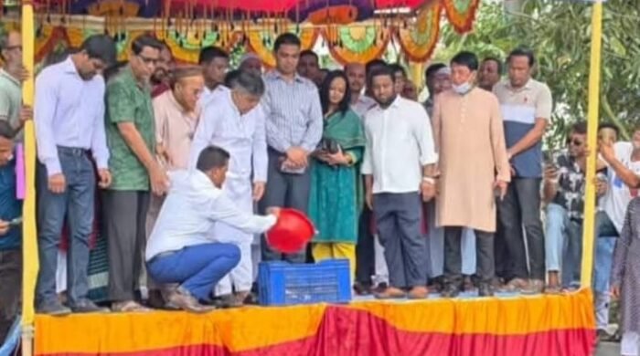 সরকারি হাসপাতাল পুকুরে মৎস্য পোনা অবমুক্ত করলেন এমপি এড. এম এ মান্নান